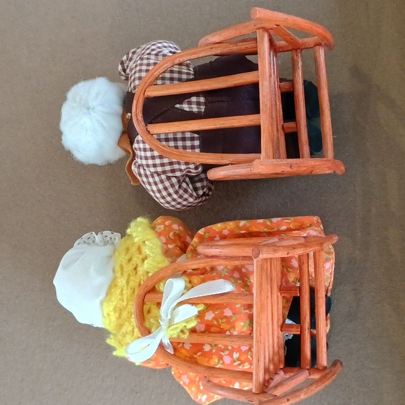 Collectable Grandma & Grandpa in rocking chair - Picture 4 of 10